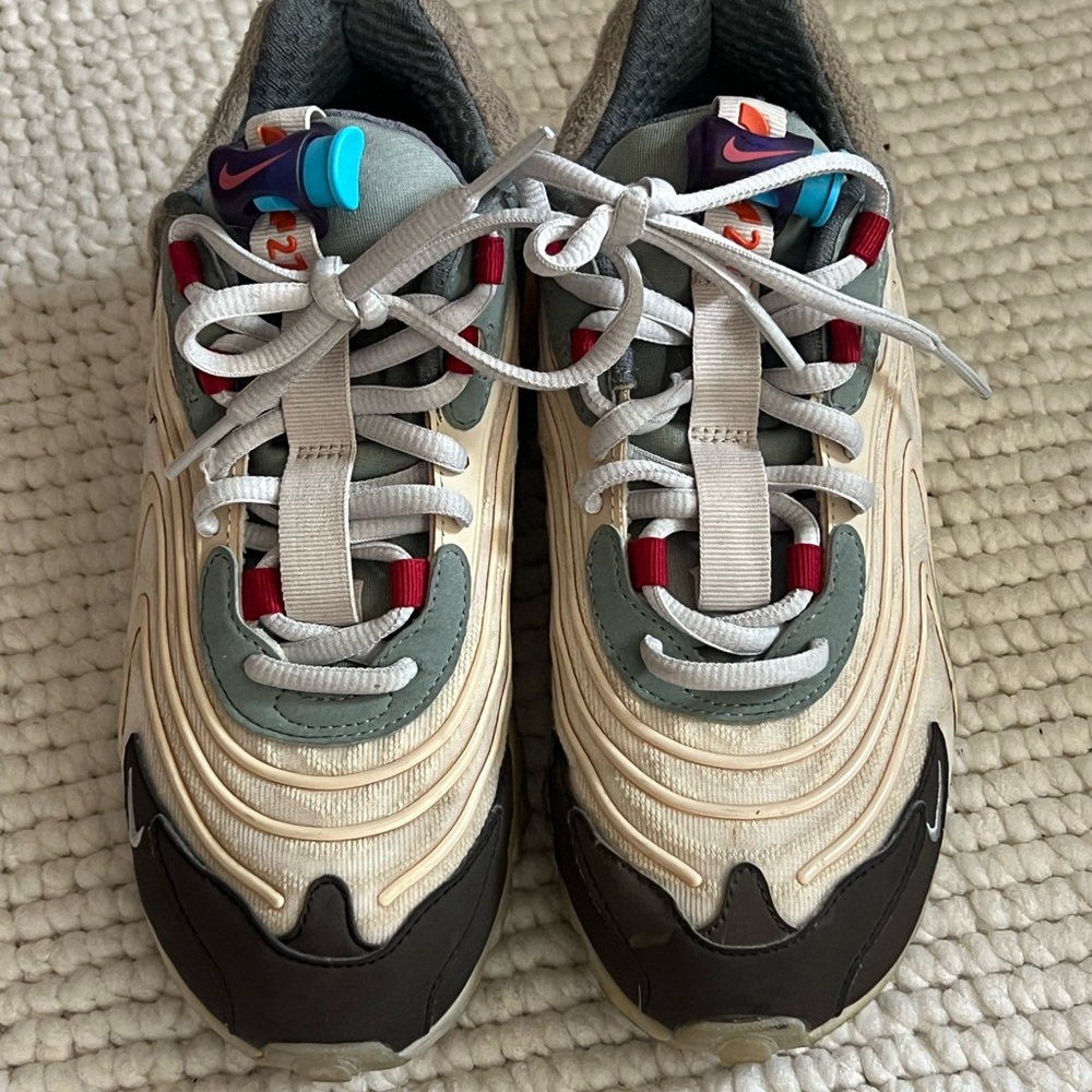 Nike Cream and Black Sneakers
Travis Scott cactus jack 4.5 men’s 6.5 women’s